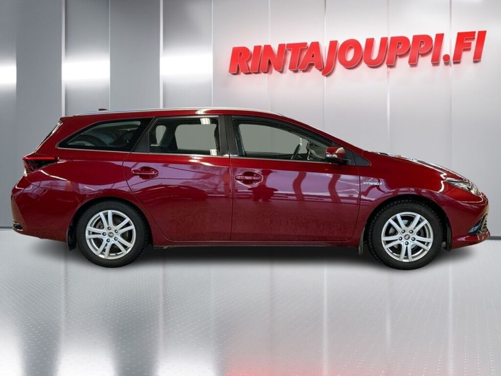 Toyota Auris 2017 Punainen