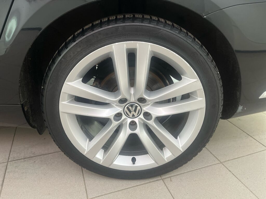 Volkswagen Passat 2012 Musta