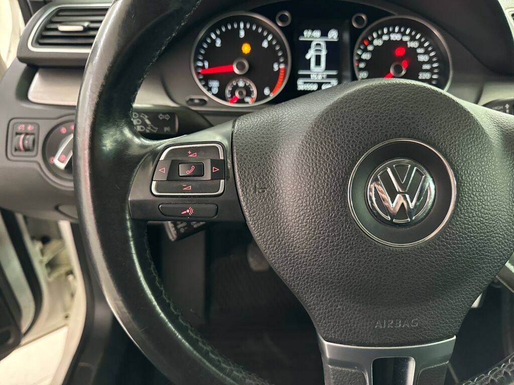 Volkswagen Passat 2011 Valkoinen