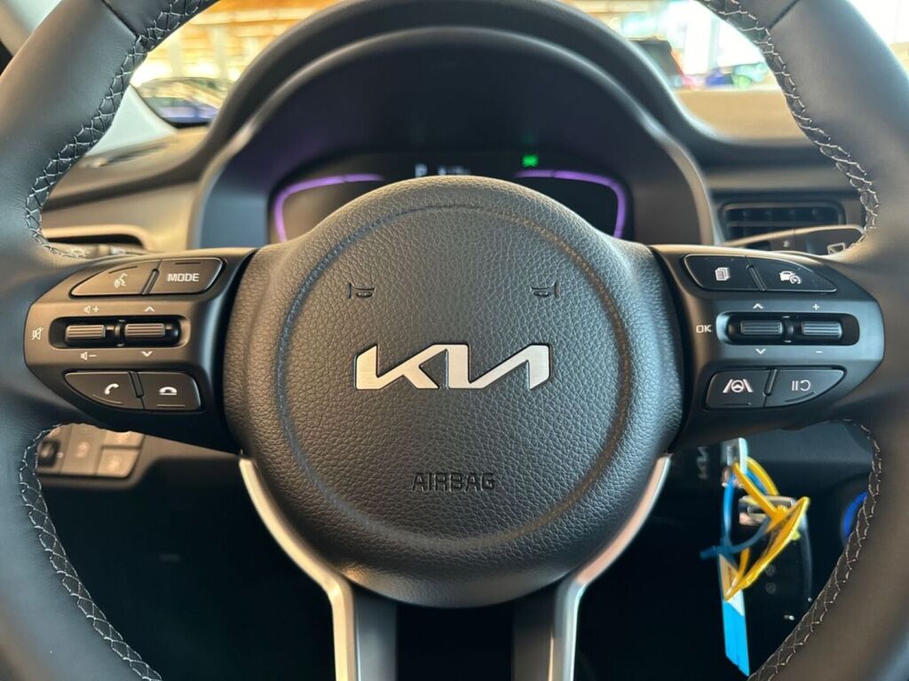 Kia Stonic 2025 Musta