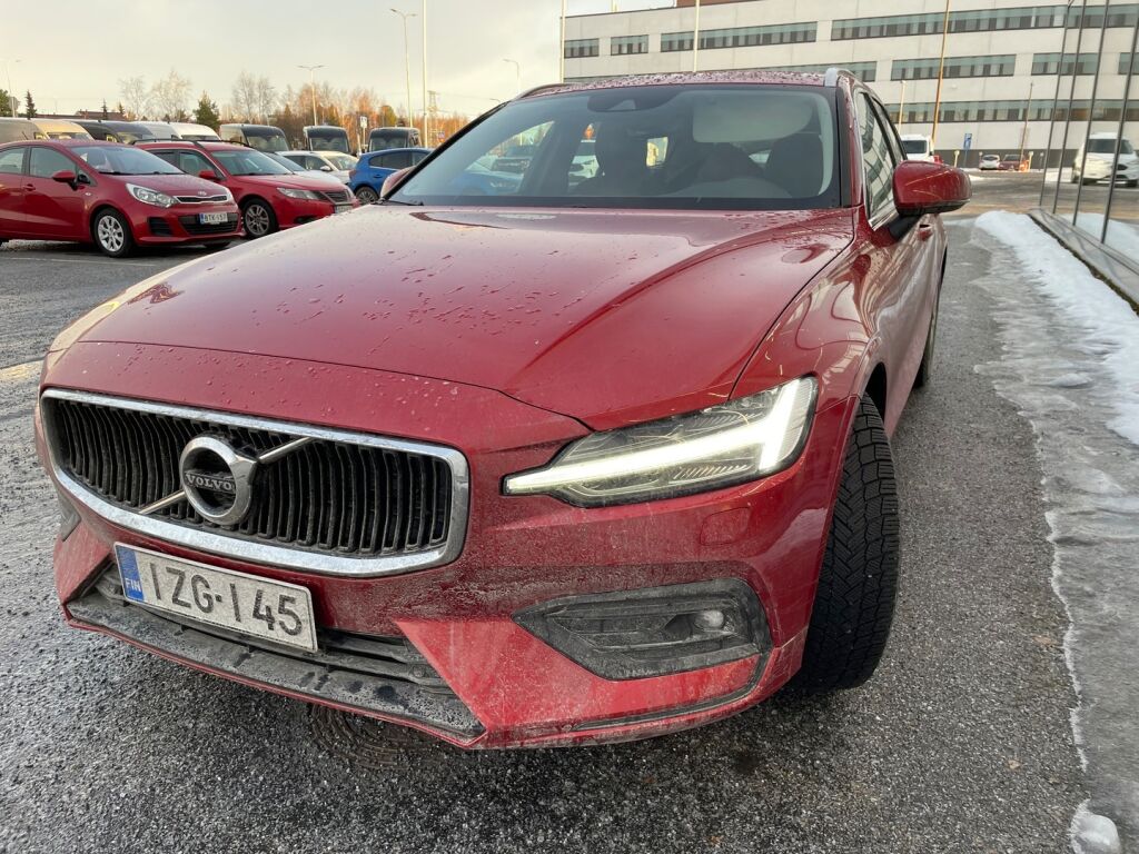 Volvo V60 2021 Punainen