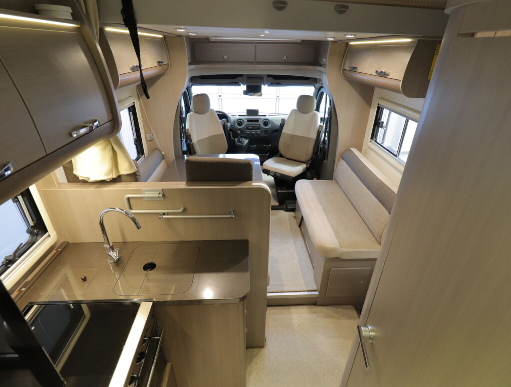 Adria MATRIX SUPREME 687 SL 2013 Valkoinen