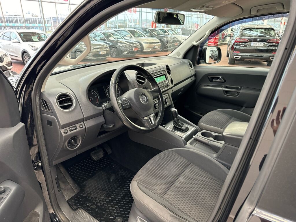 Volkswagen Amarok 2012 Musta