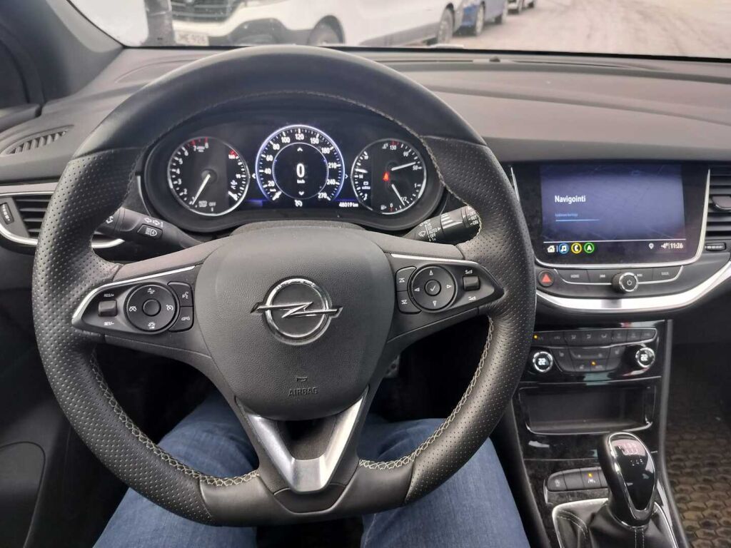 Opel Astra 2020 Punainen