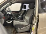 Toyota Land Cruiser 2005 Ruskea (beige)