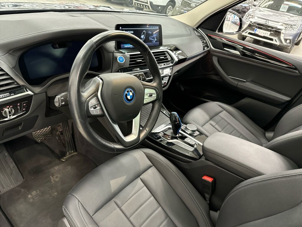 BMW iX3 2021 Musta