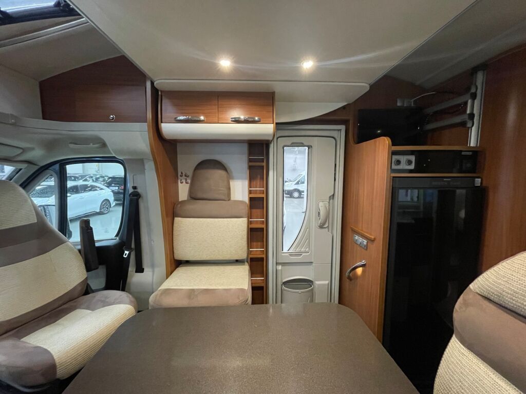 Adria Matrix Plus 670 SC 2014 Harmaa