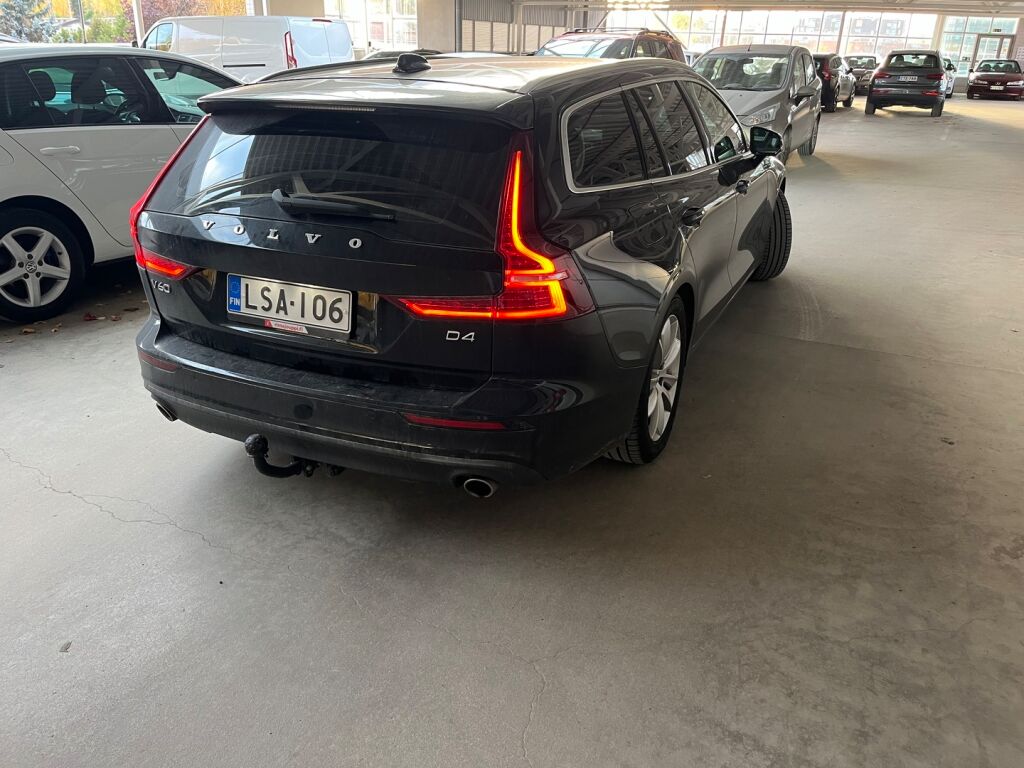 Volvo V60 2019 Musta