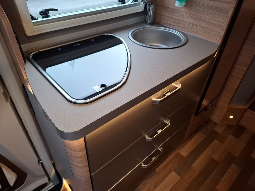 Weinsberg CaraCompact Suite 640 Edition 2024 Valkoinen