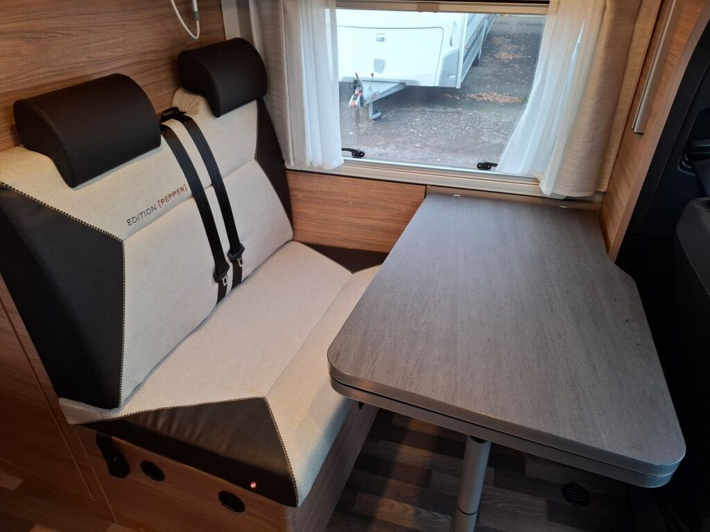 Weinsberg CaraCompact Suite 640 Edition 2024 Valkoinen