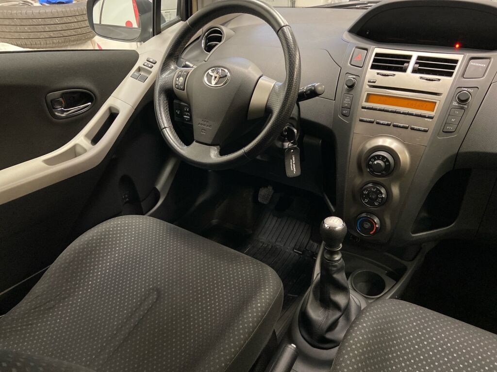 Toyota Yaris 2011 Harmaa