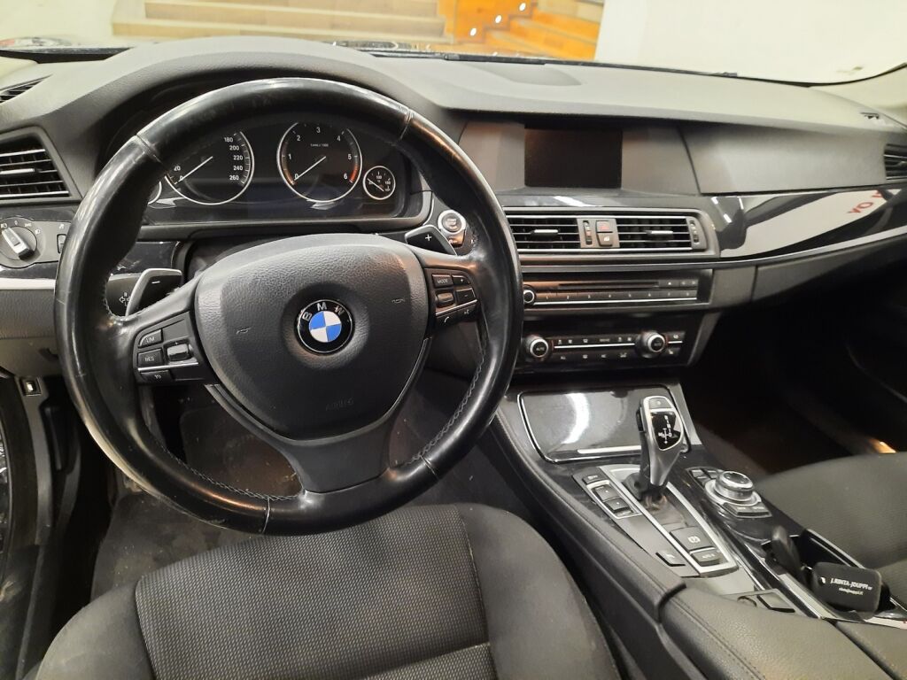 BMW 520 2012 Musta