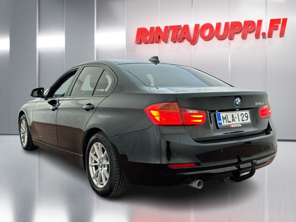 BMW 318 2013 Musta