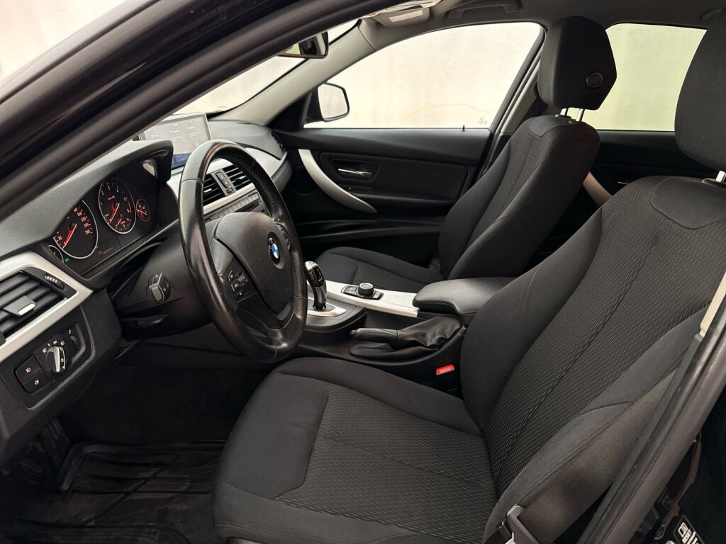 BMW 318 2013 Musta