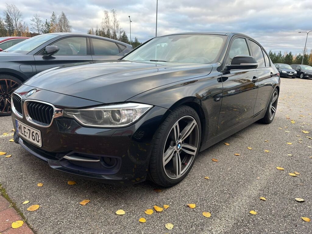 BMW 318 2012 Musta