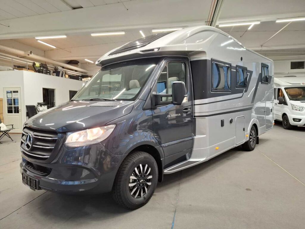 Adria MATRIX SUPREME 670 SL 2024 Harmaa