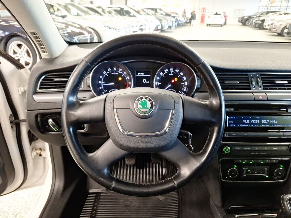 Skoda Superb 2012 Valkoinen