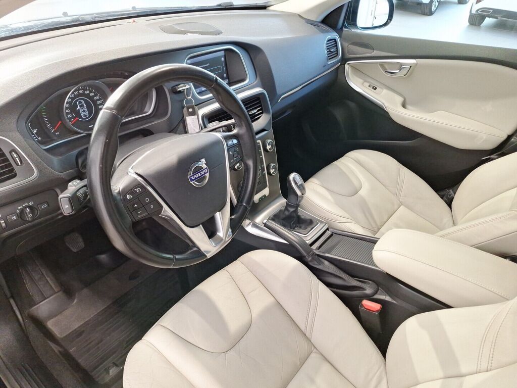 Volvo V40 2012 Musta