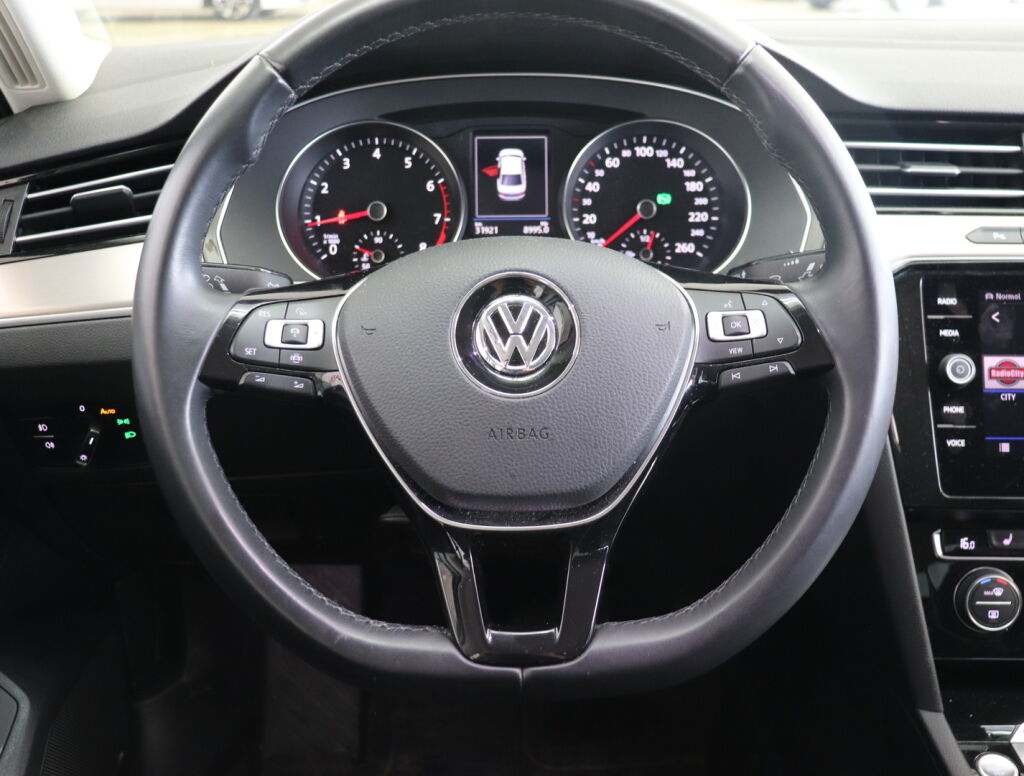 Volkswagen Passat 2019 Valkoinen