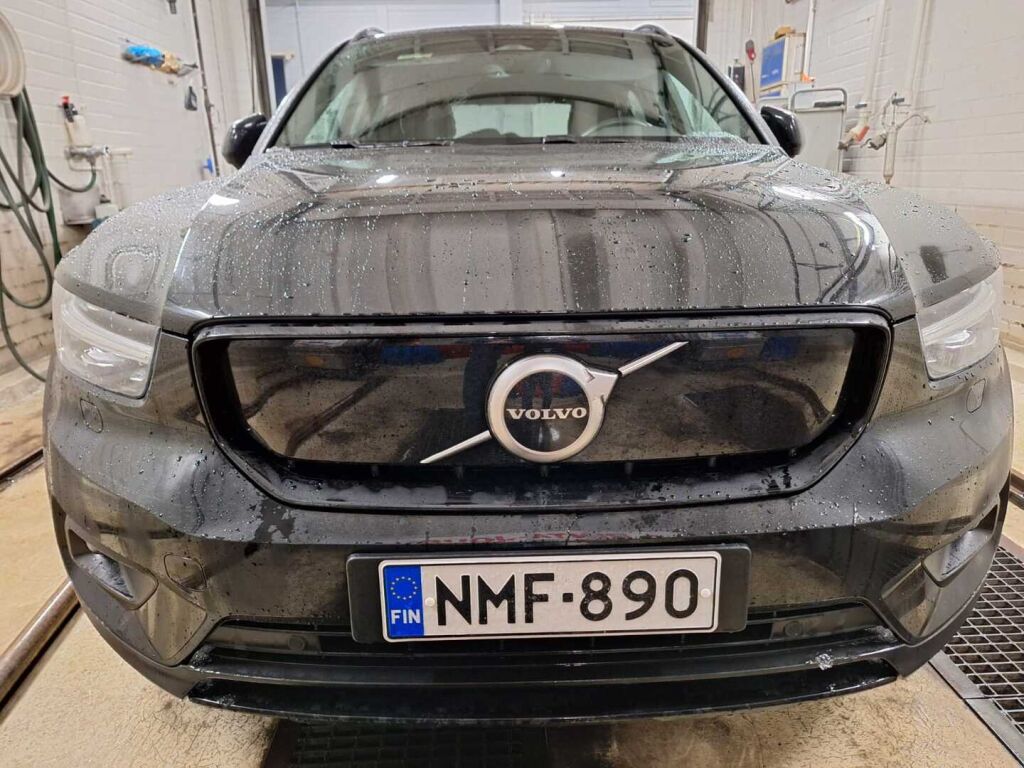 Volvo XC40 2021 Musta