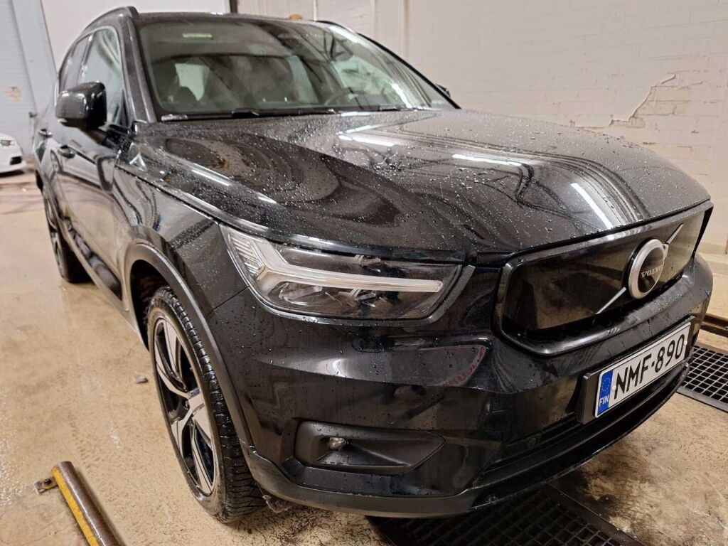 Volvo XC40 2021 Musta