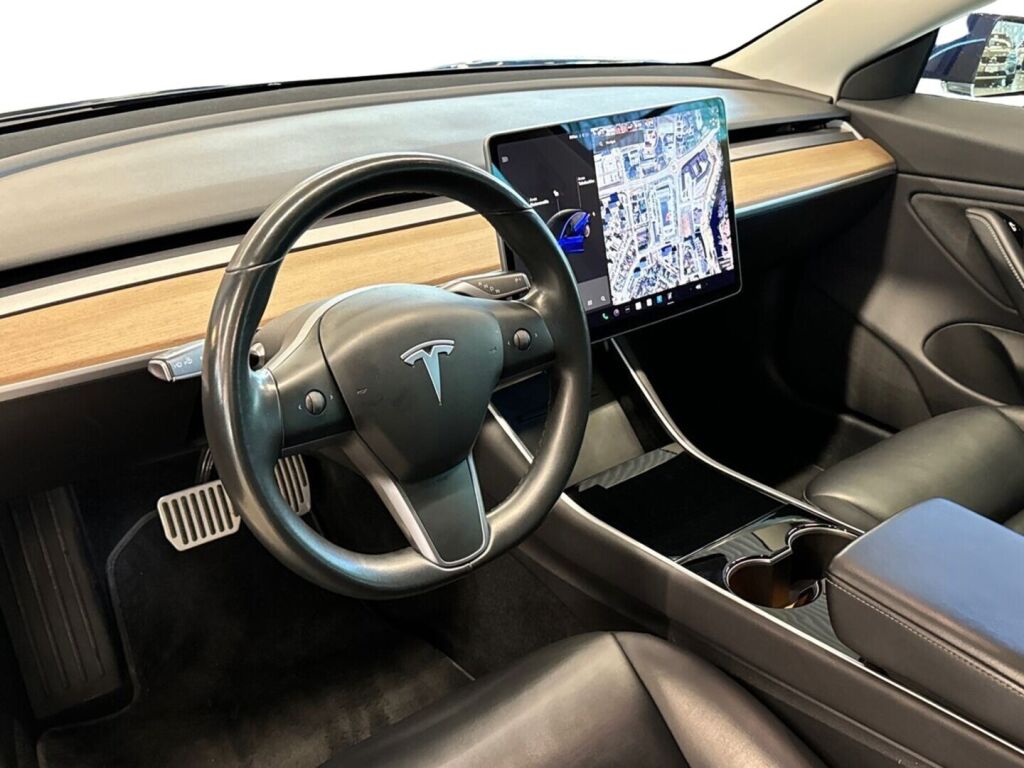 Tesla Model 3 2019 Sininen