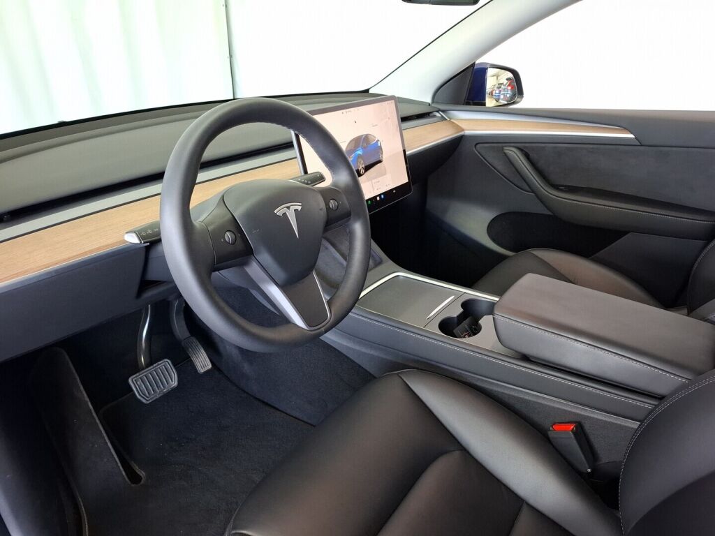 Tesla Model Y 2022 Sininen