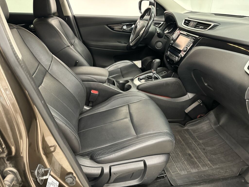 Nissan Qashqai 2015 Ruskea (beige)