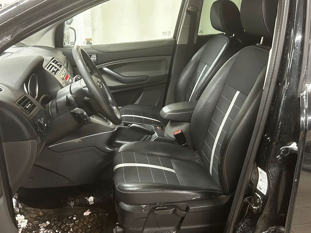 Ford Kuga 2011 Musta