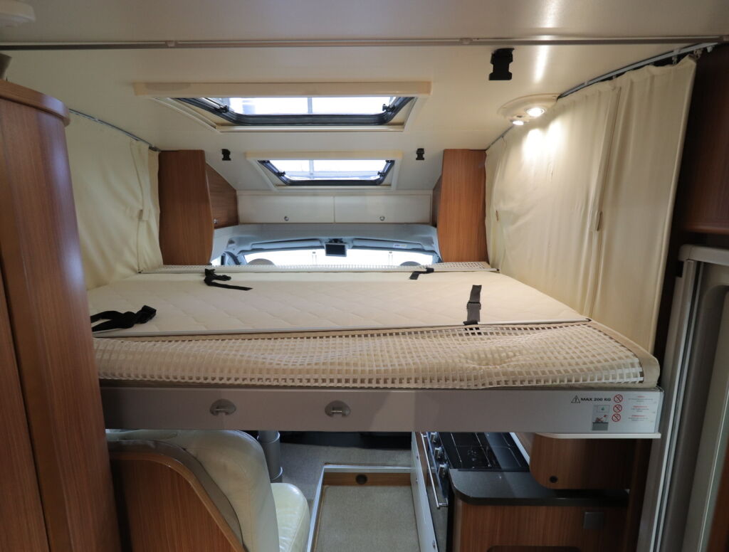 Adria Matrix Plus 670 SC 2011 Valkoinen