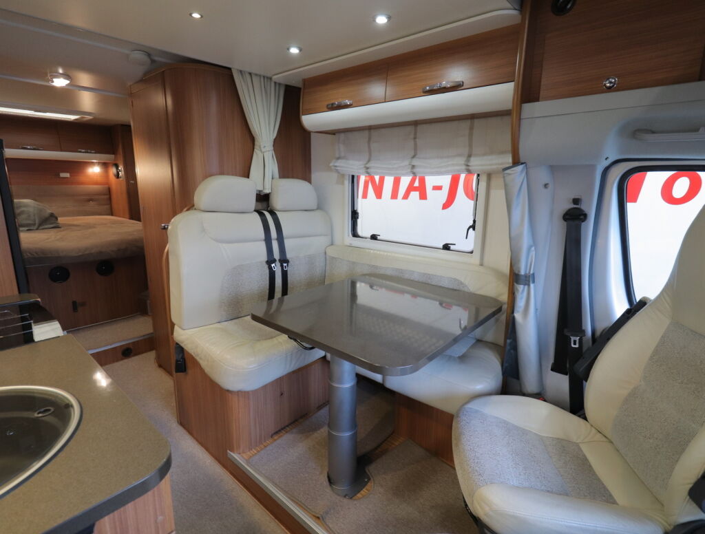 Adria Matrix Plus 670 SC 2011 Valkoinen