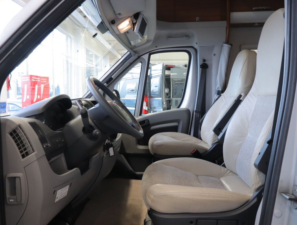 Adria Matrix Plus 670 SC 2011 Valkoinen