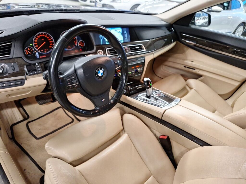 BMW 750 2010 Musta