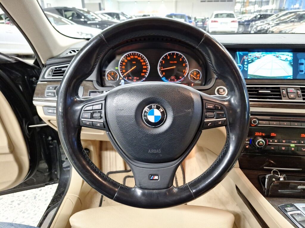 BMW 750 2010 Musta