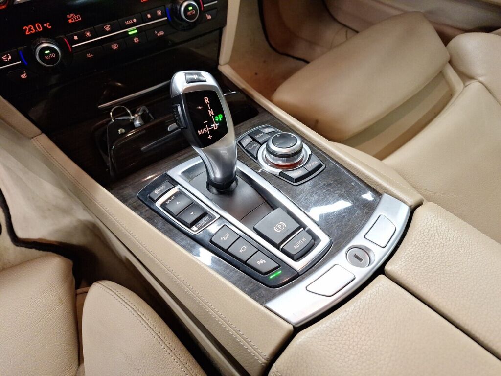 BMW 750 2010 Musta