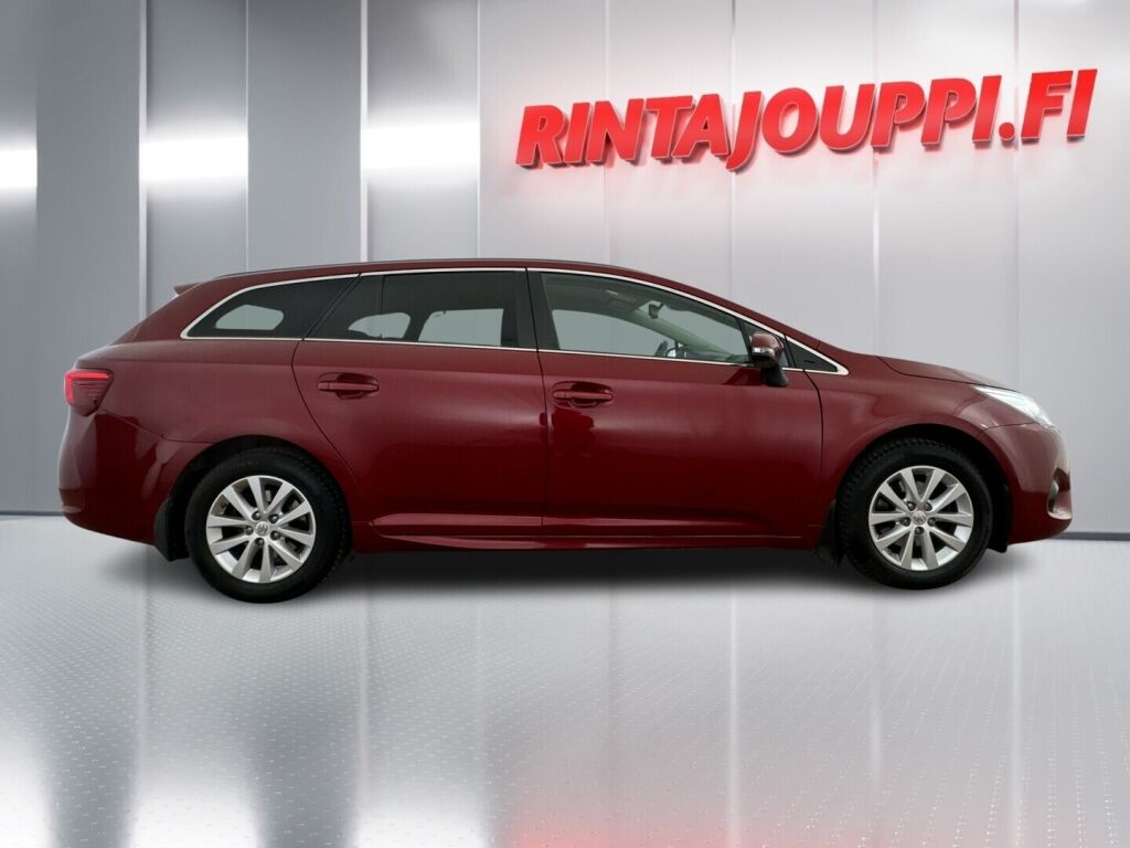 Toyota Avensis 2018 Punainen