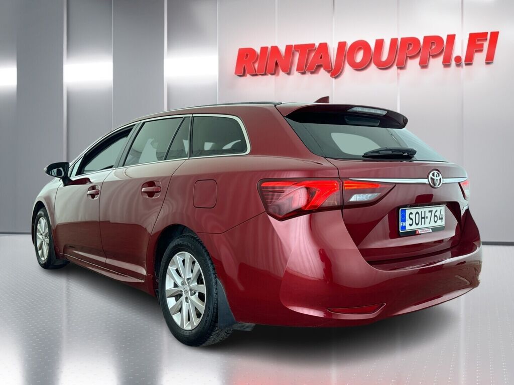 Toyota Avensis 2018 Punainen