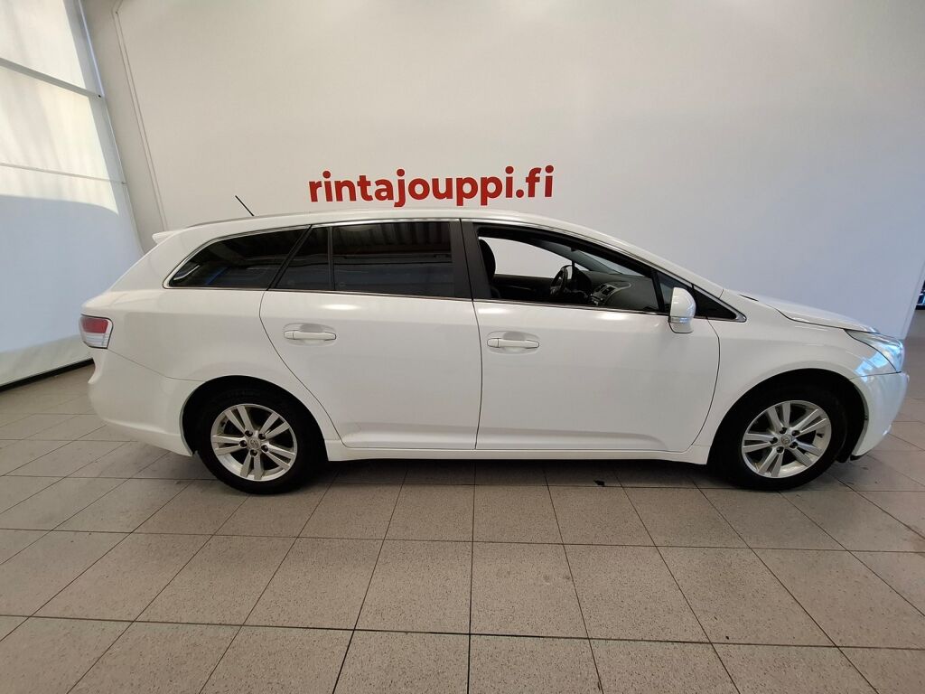 Toyota Avensis 2011 Valkoinen