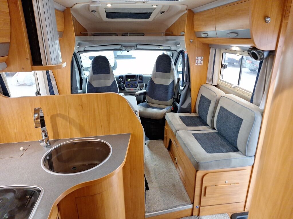 Adria Coral Plus 680 SP 2010 Valkoinen