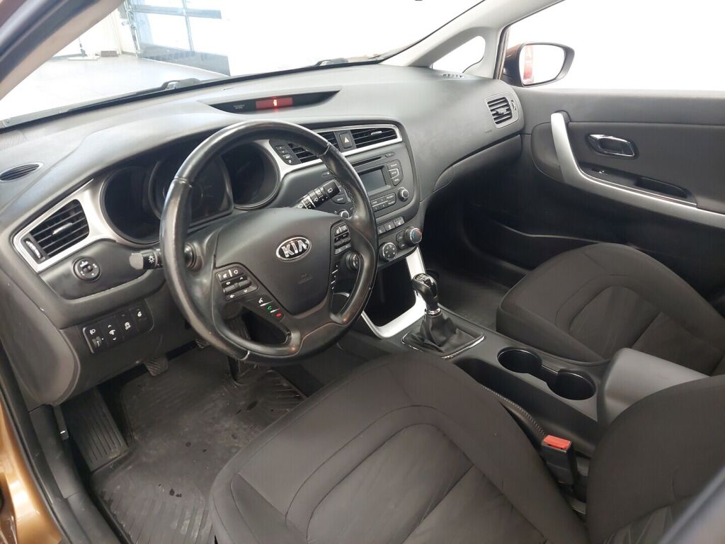 Kia Ceed 2017 Ruskea (beige)