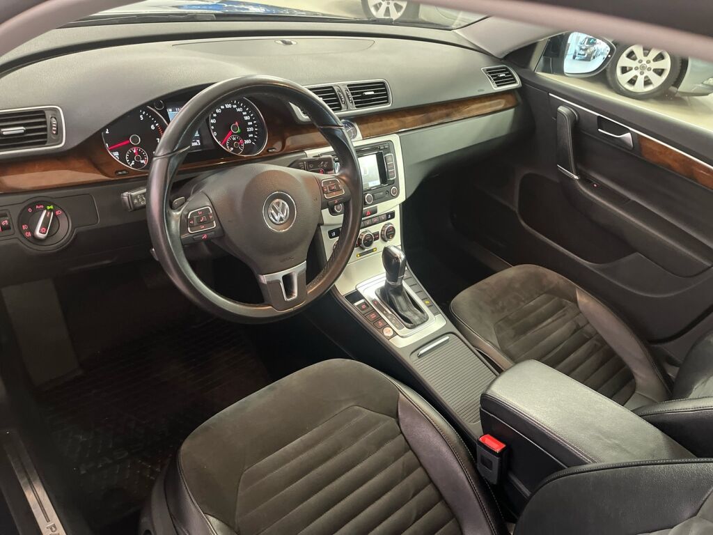 Volkswagen Passat 2012 Musta