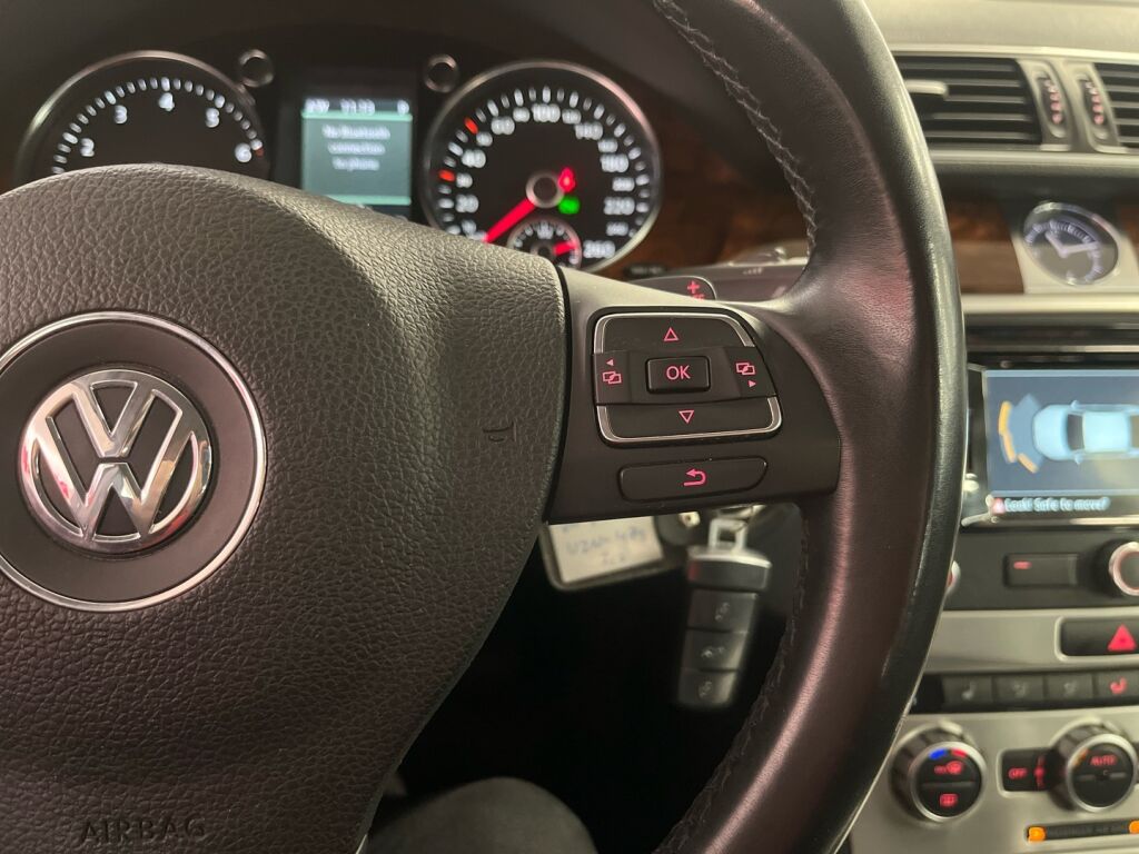 Volkswagen Passat 2012 Musta