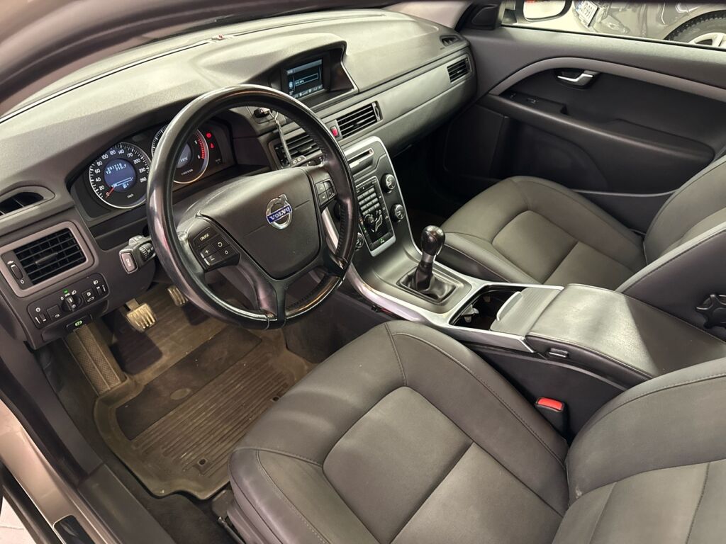 Volvo V70 2012 Ruskea (beige)