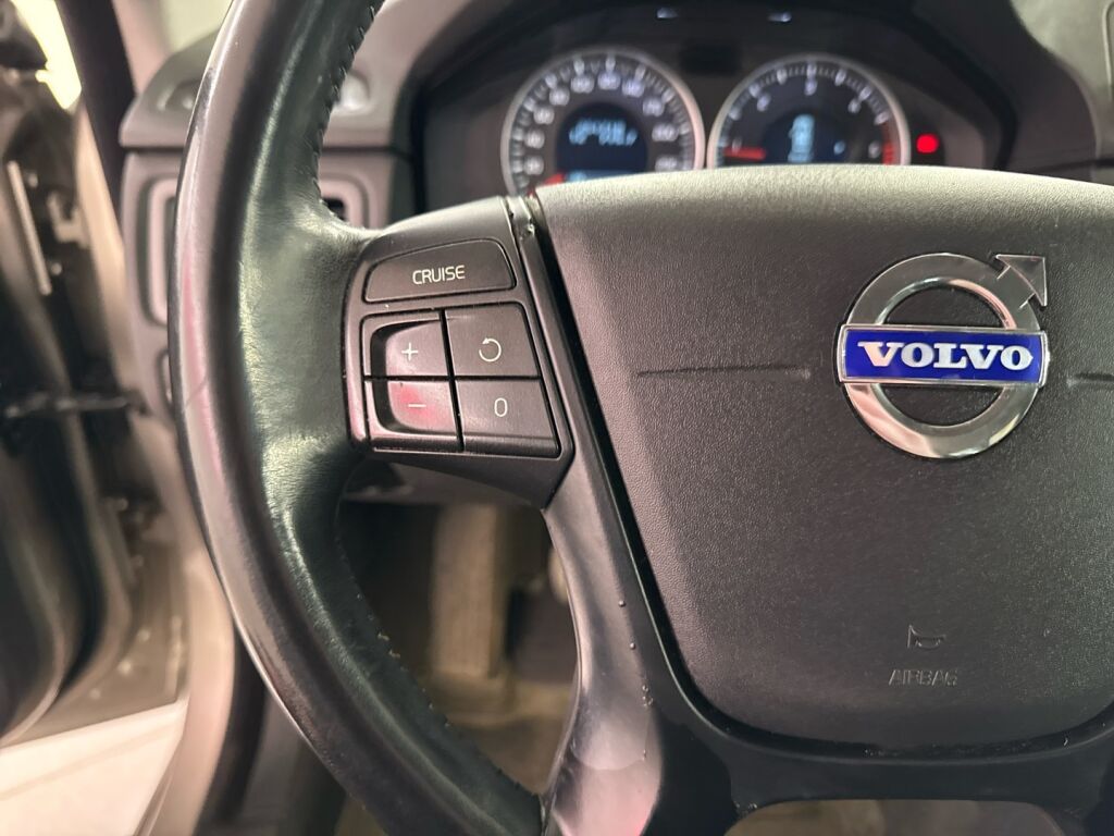 Volvo V70 2012 Ruskea (beige)