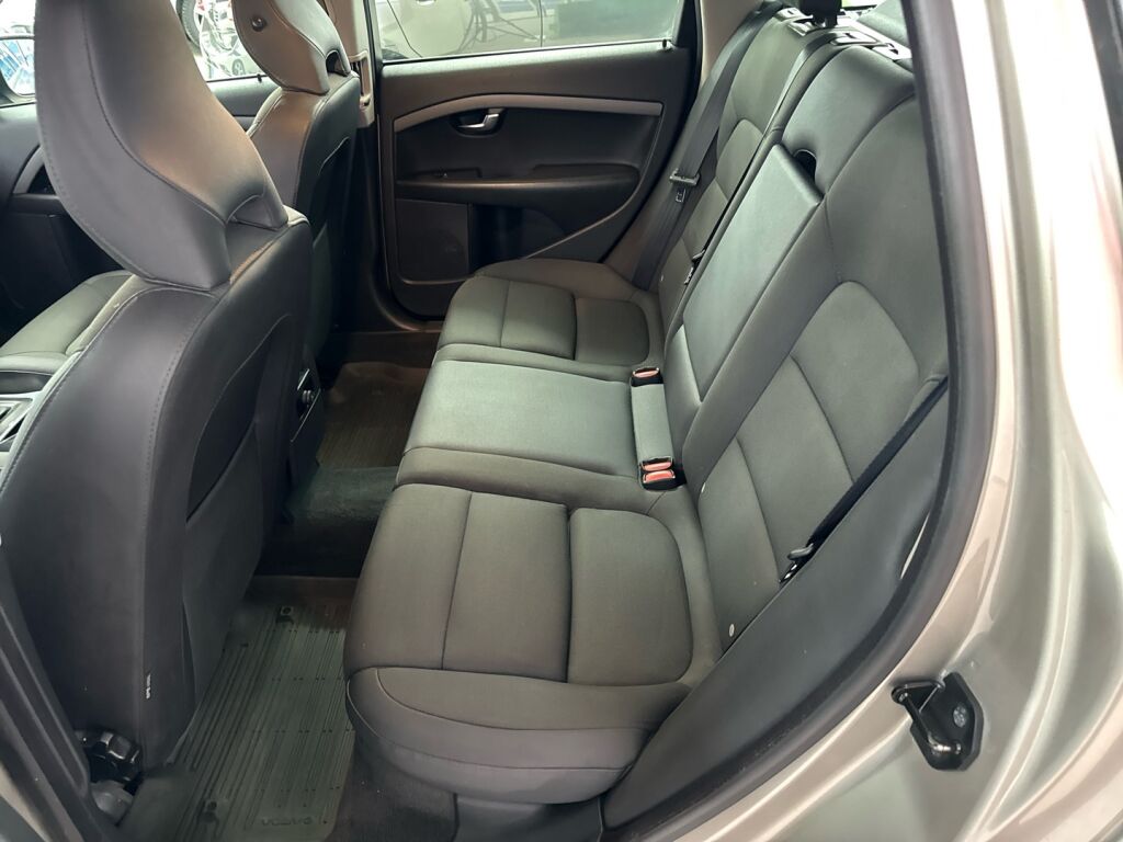 Volvo V70 2012 Ruskea (beige)