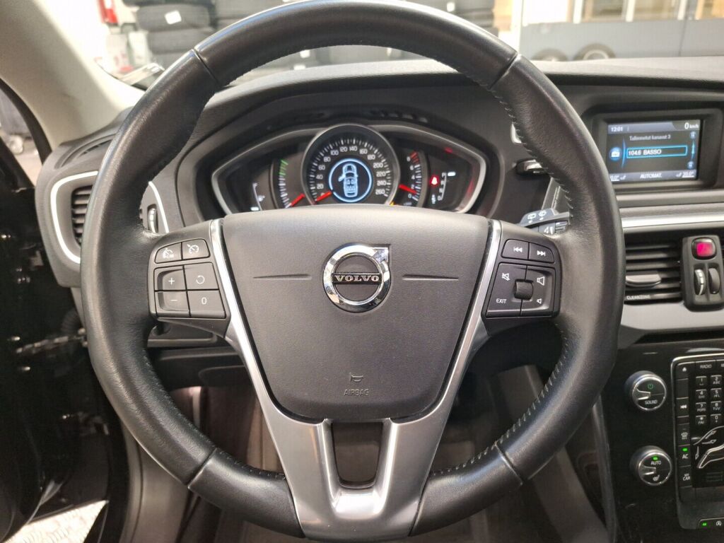 Volvo V40 2016 Musta