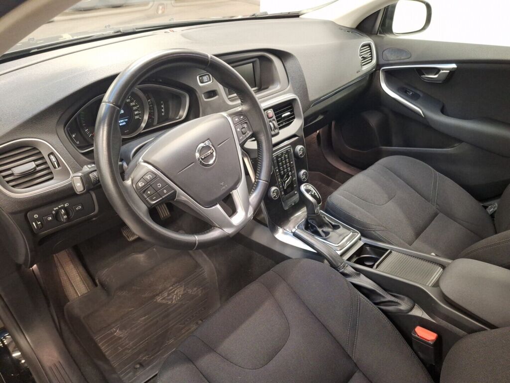 Volvo V40 2016 Musta