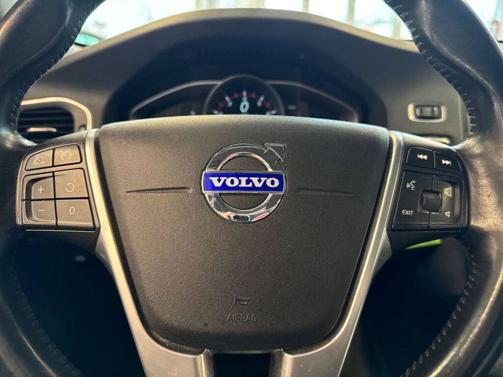 Volvo V60 2015 Sininen