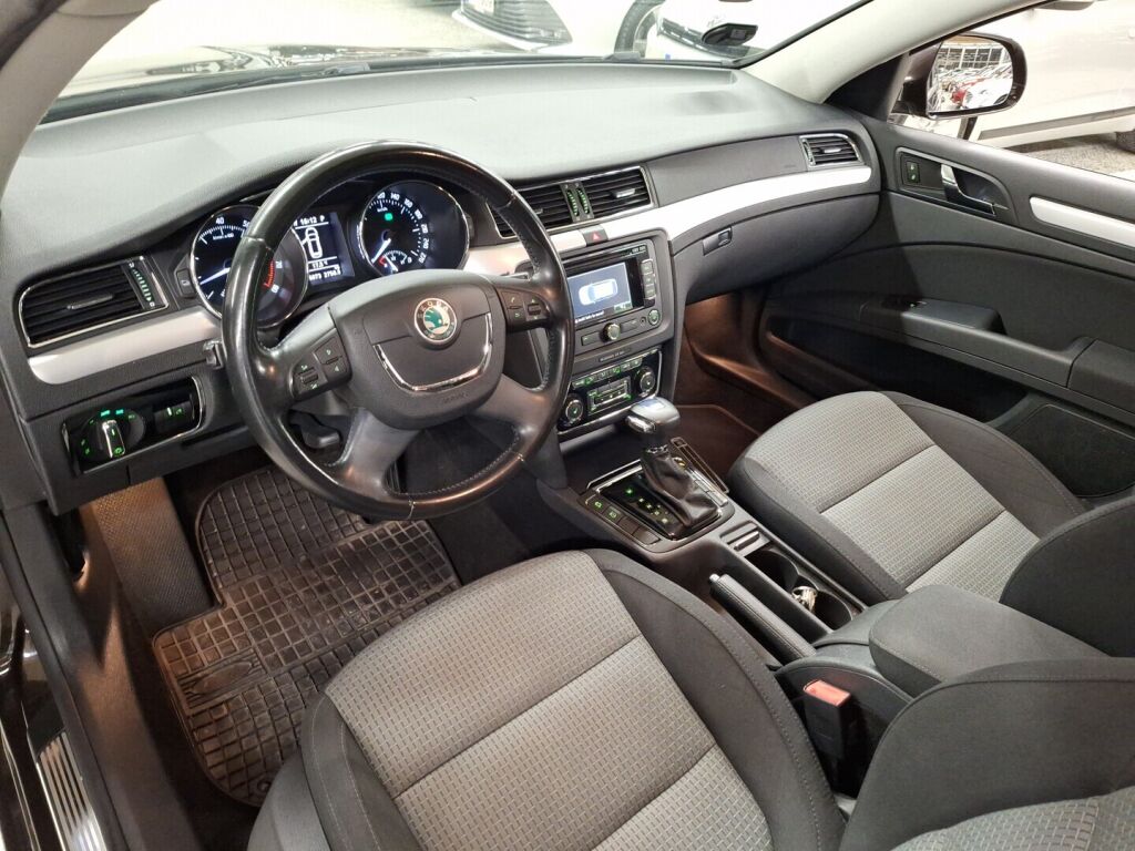 Skoda Superb 2012 Ruskea (beige)