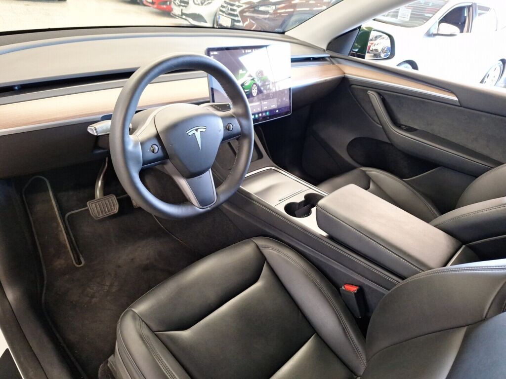 Tesla Model Y 2024 Valkoinen